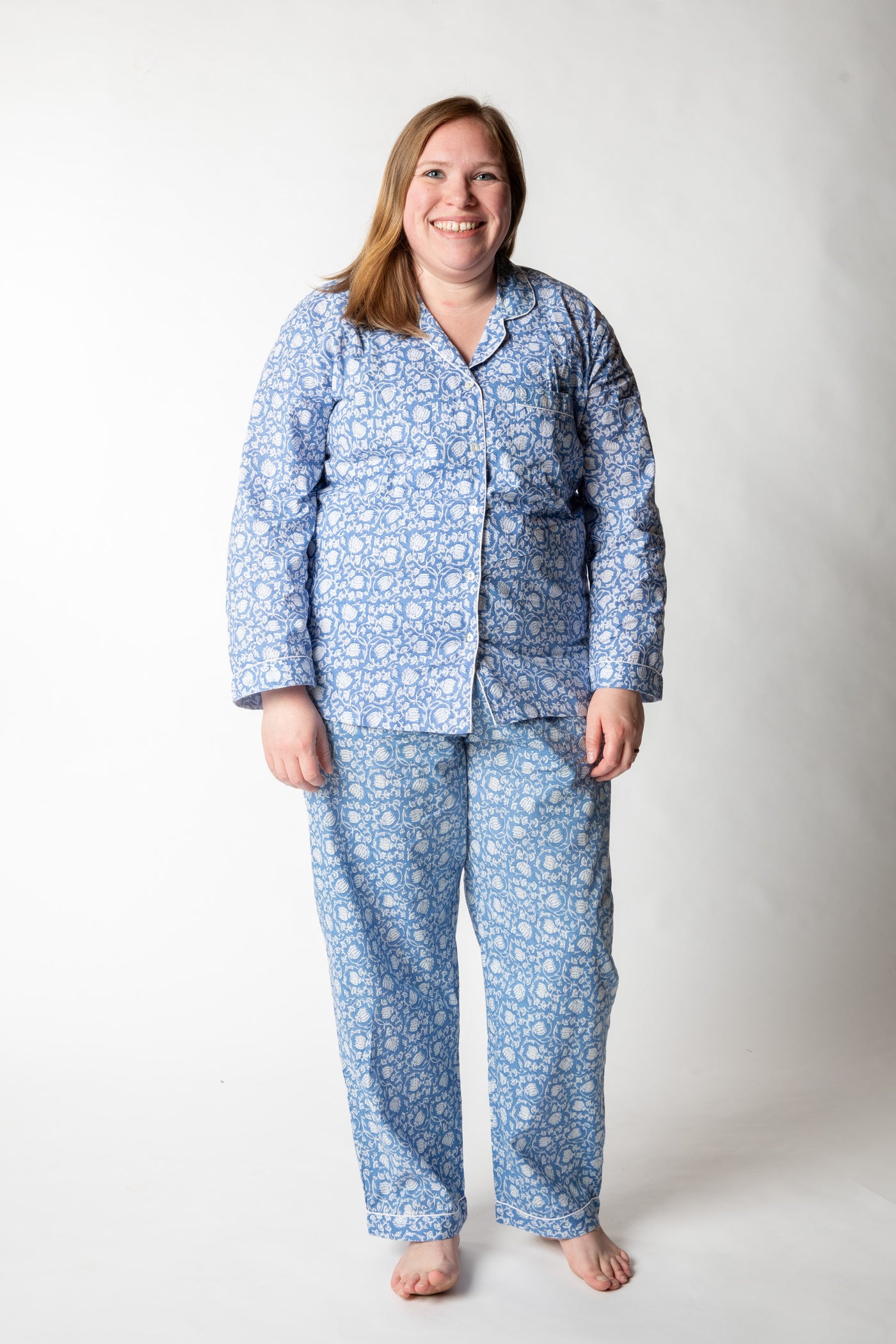 Olivia is wearing size XL pajama set in blue poppies