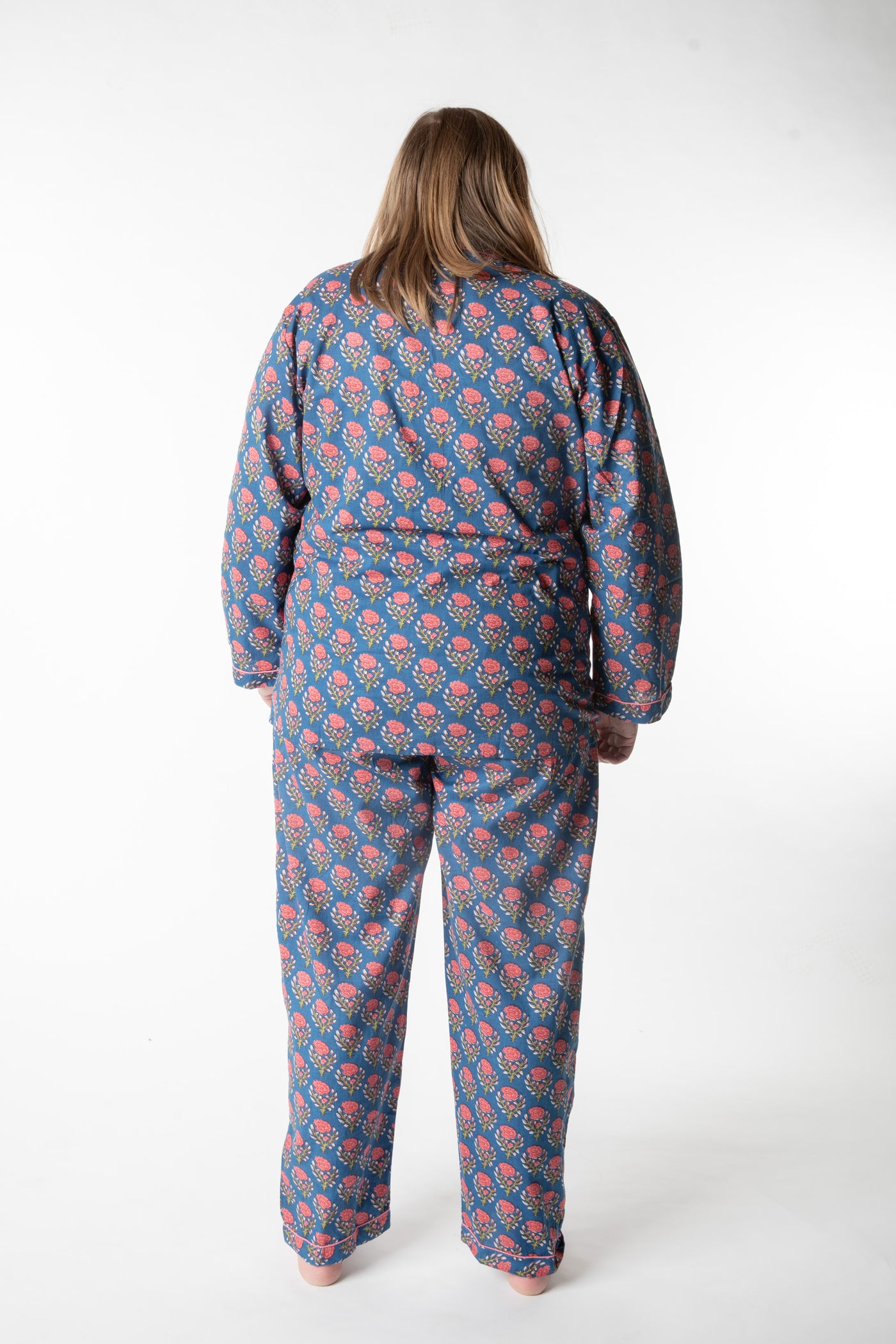 Olivia is wearing size XL pajama set in navy blooms