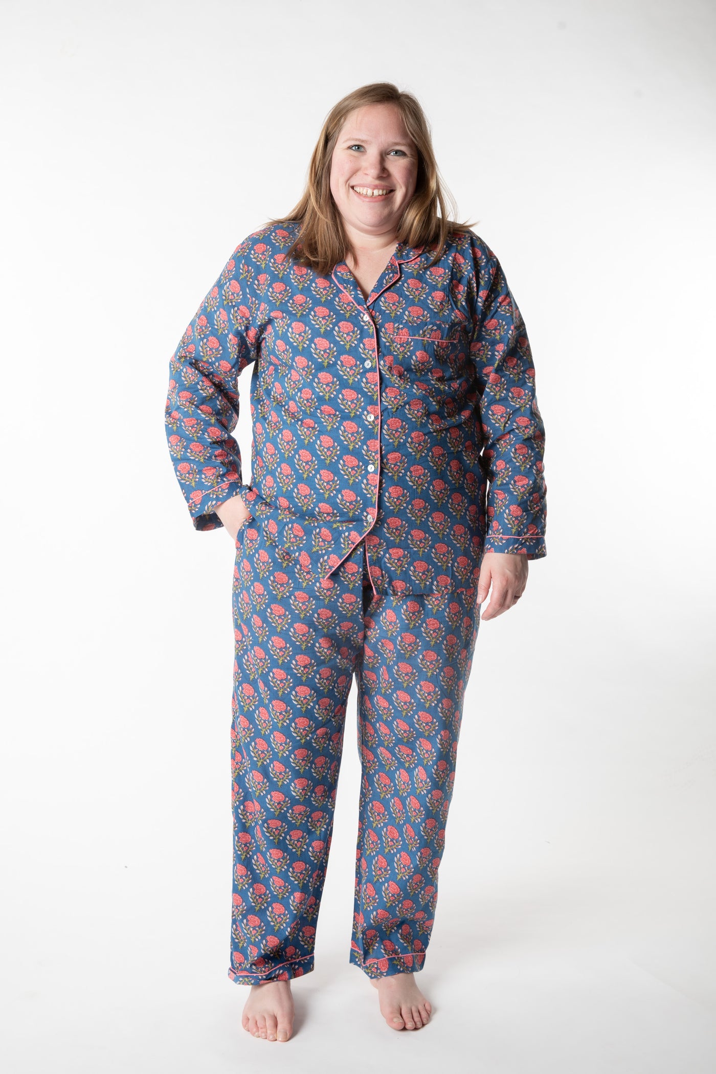 Olivia is wearing size XL pajama set in navy blooms