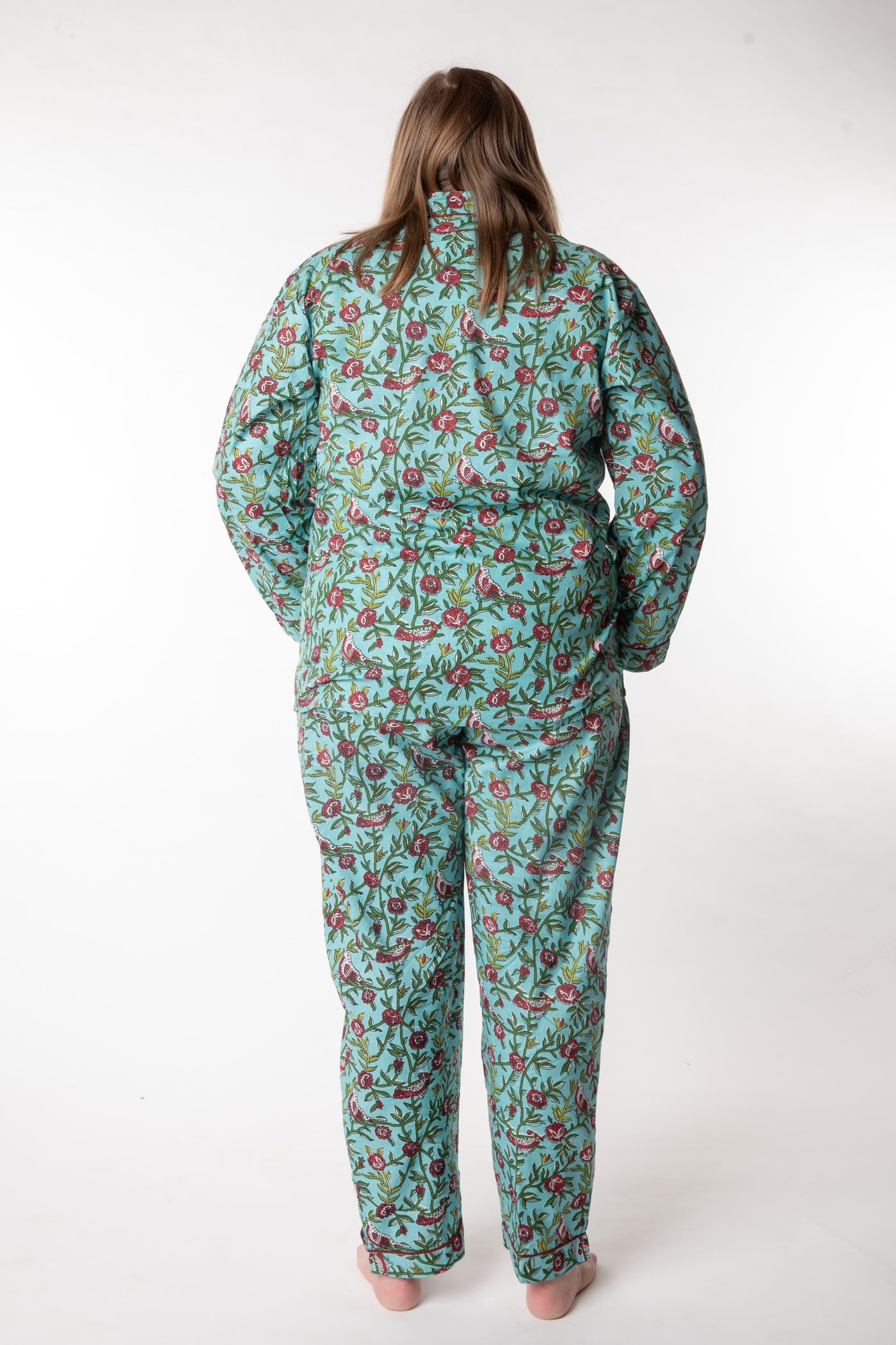 Olivia is wearing size XL pajama set in turquoise rosa