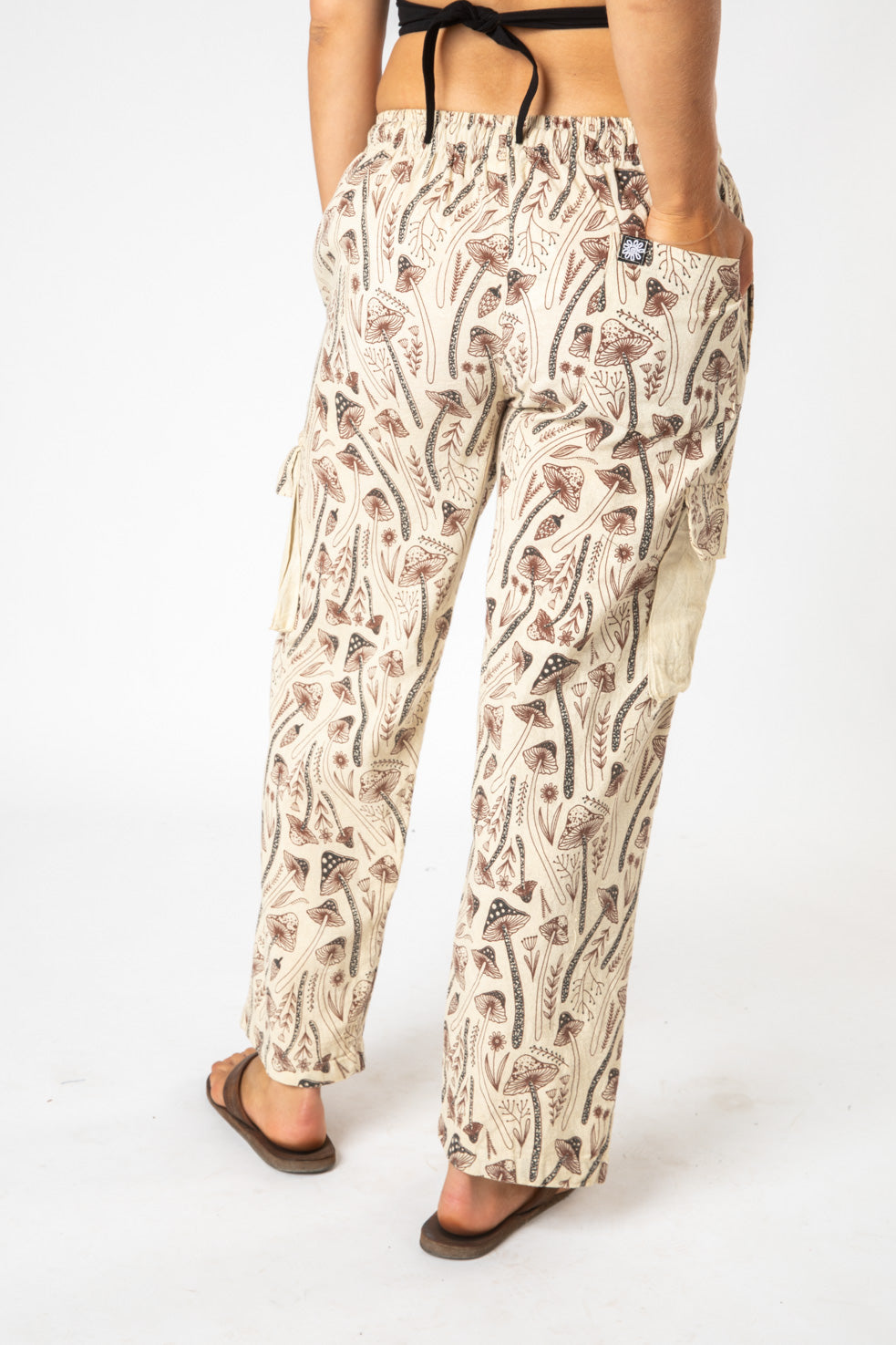 Sophie is wearing size S mushroom pants in natural