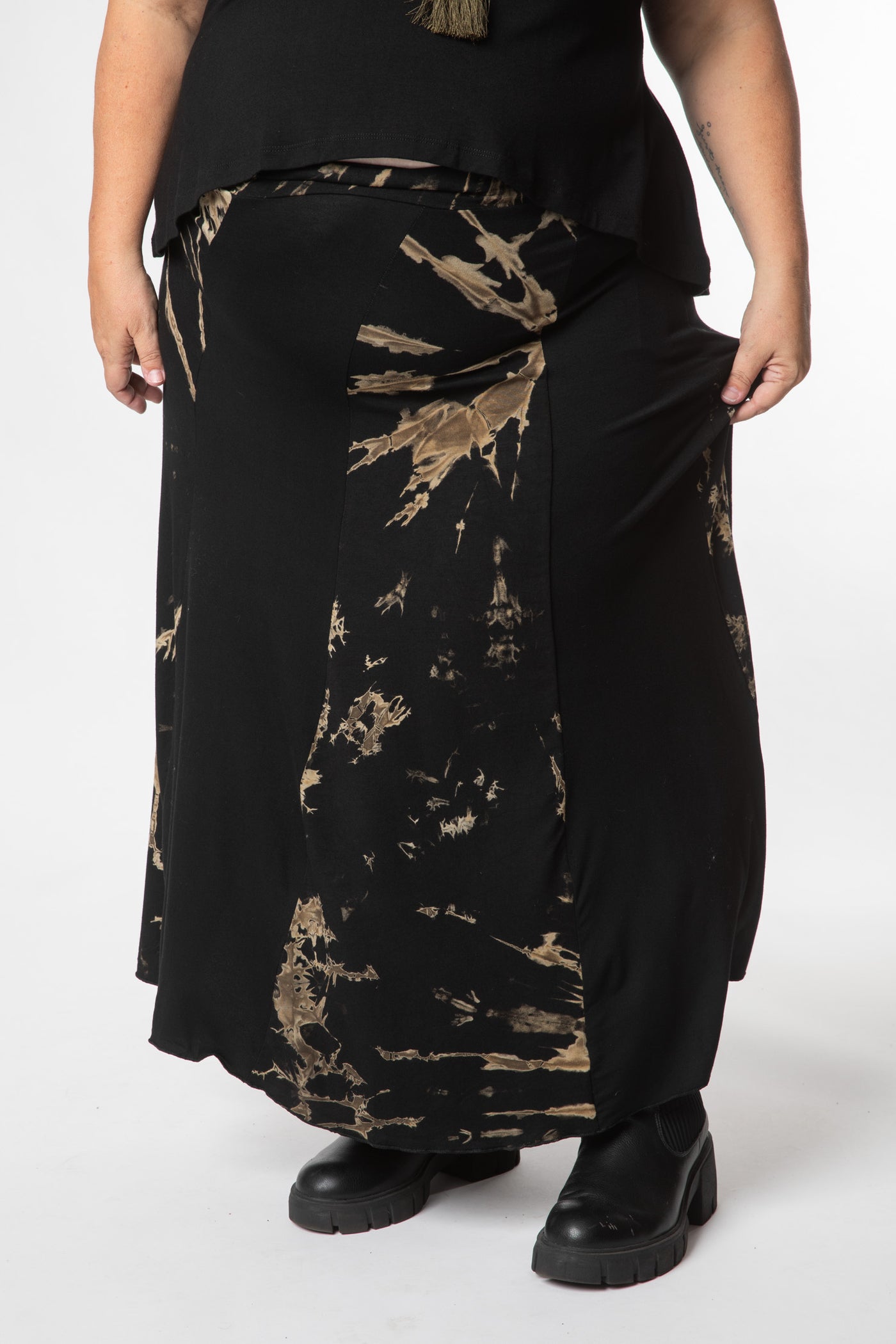 Angel is wearing size L/XL tie dye panel skirt in black and white