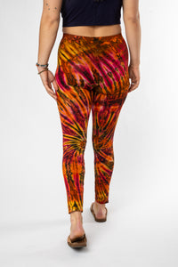 Sophie is wearing size S/M tie dye leggings in sunset