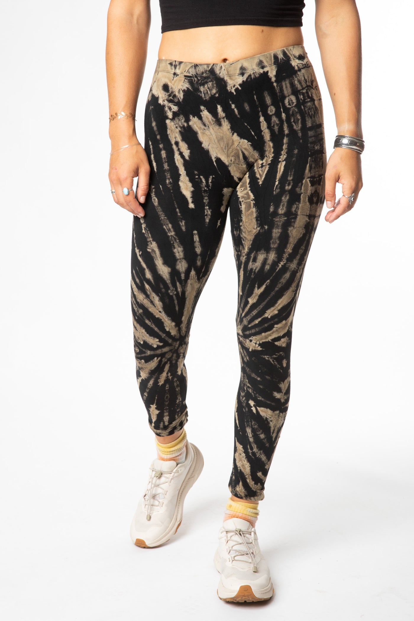 Sophie is wearing size S/M tie dye leggings in black and white