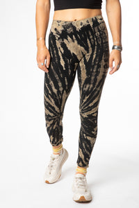 Sophie is wearing size S/M tie dye leggings in black and white