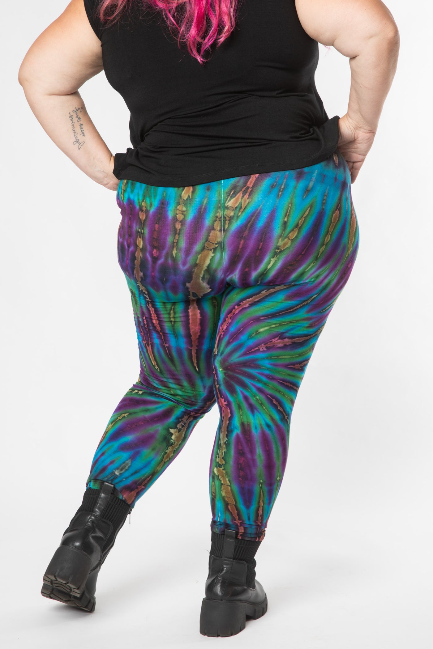Angel is wearing size 2XL tie dye leggings in ocean