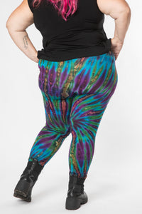Angel is wearing size 2XL tie dye leggings in ocean