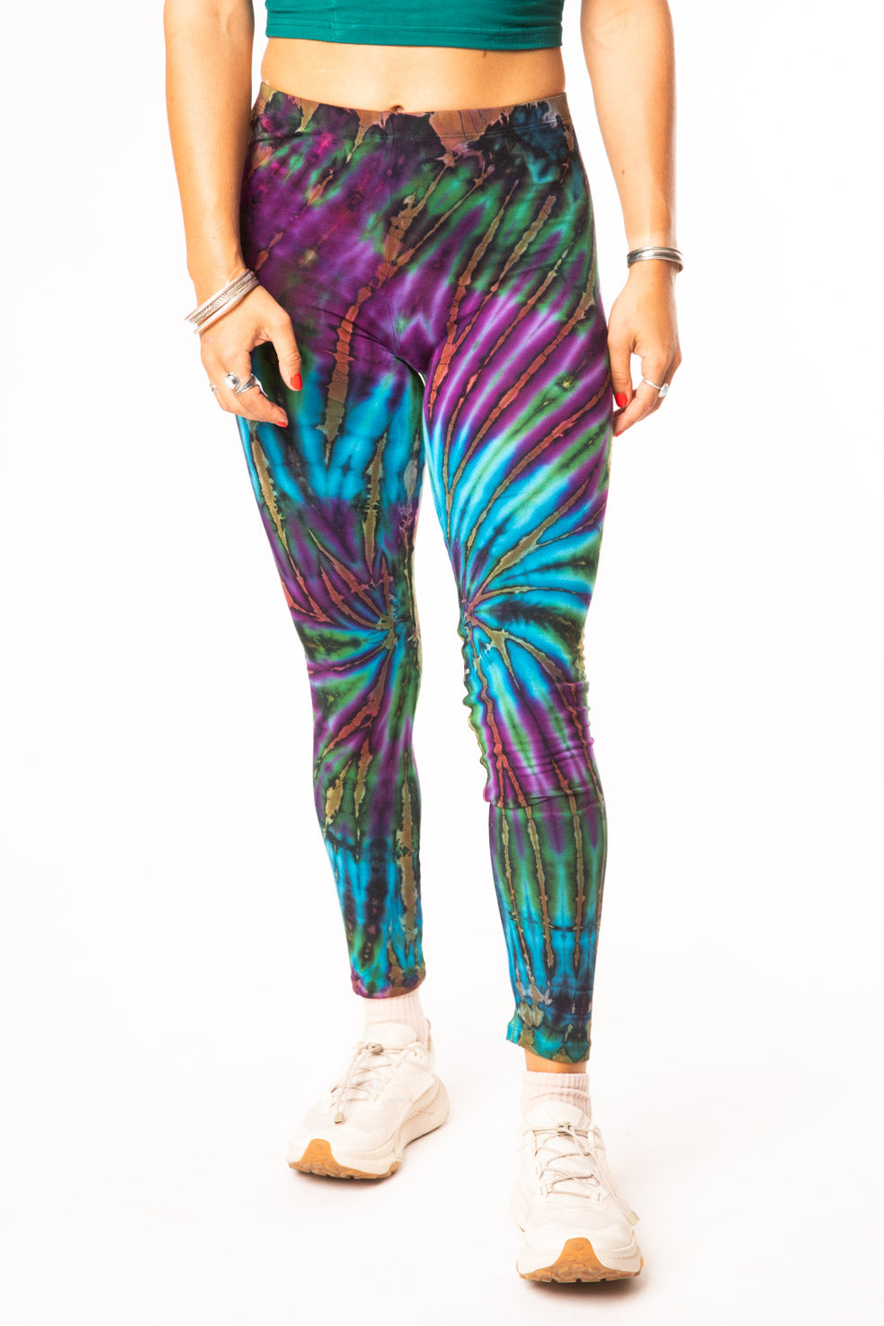 Sophie is wearing size S/M tie dye leggings in ocean
