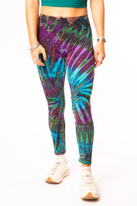 Sophie is wearing size S/M tie dye leggings in ocean