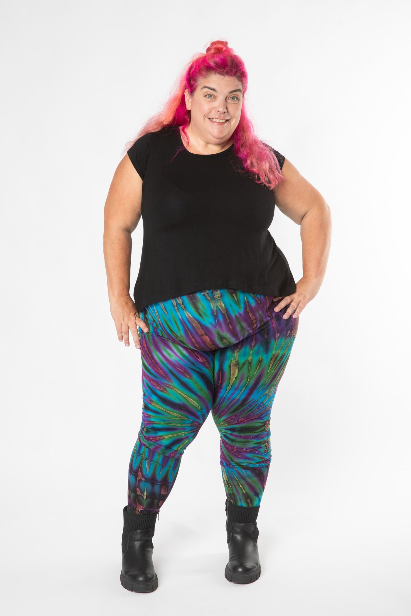 Angel is wearing size 2XL tie dye leggings in ocean