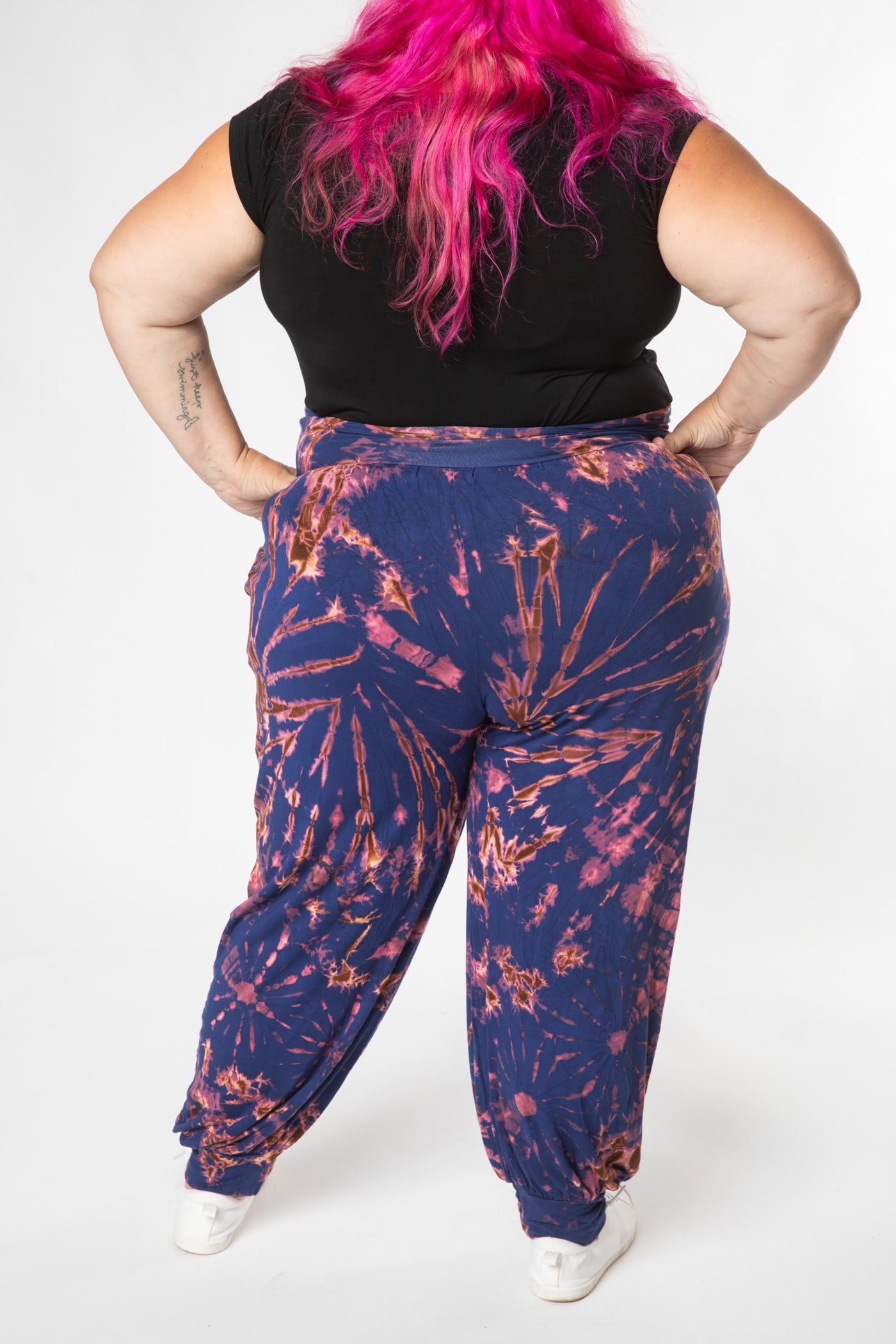 Angel is wearing size L/XL tie dye harem pants in navy