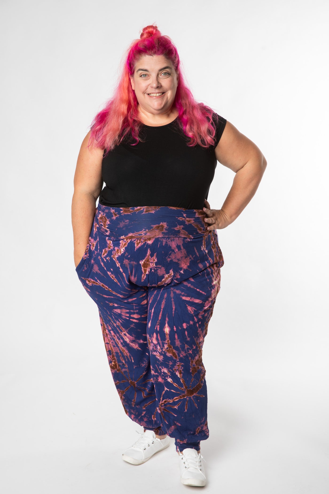 Angel is wearing size L/XL tie dye harem pants in navy