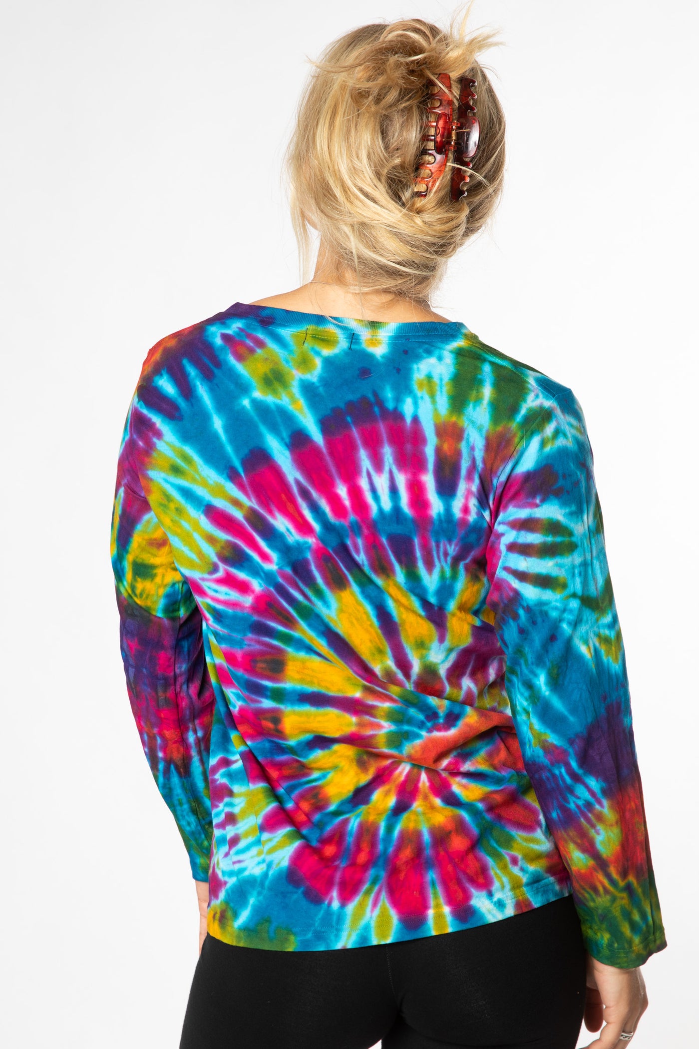 Sophie is wearing size M long sleeve tie dye shirt in turquoise