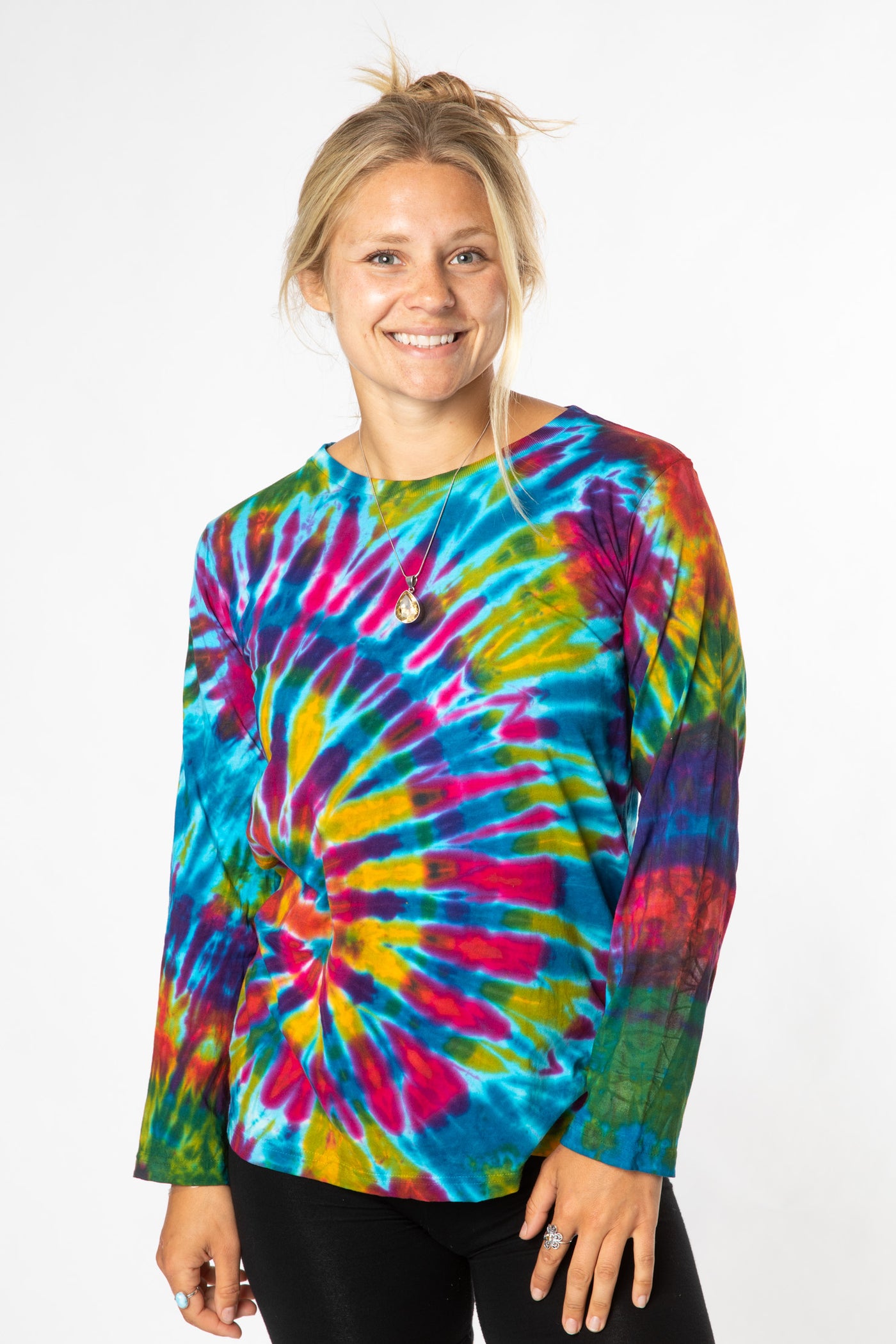 Sophie is wearing size M long sleeve tie dye shirt in turquoise