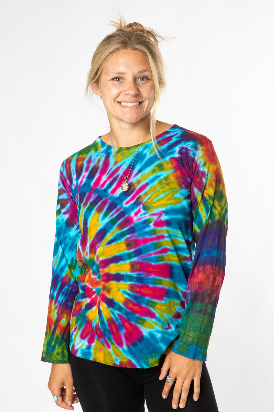 Sophie is wearing size M long sleeve tie dye shirt in turquoise