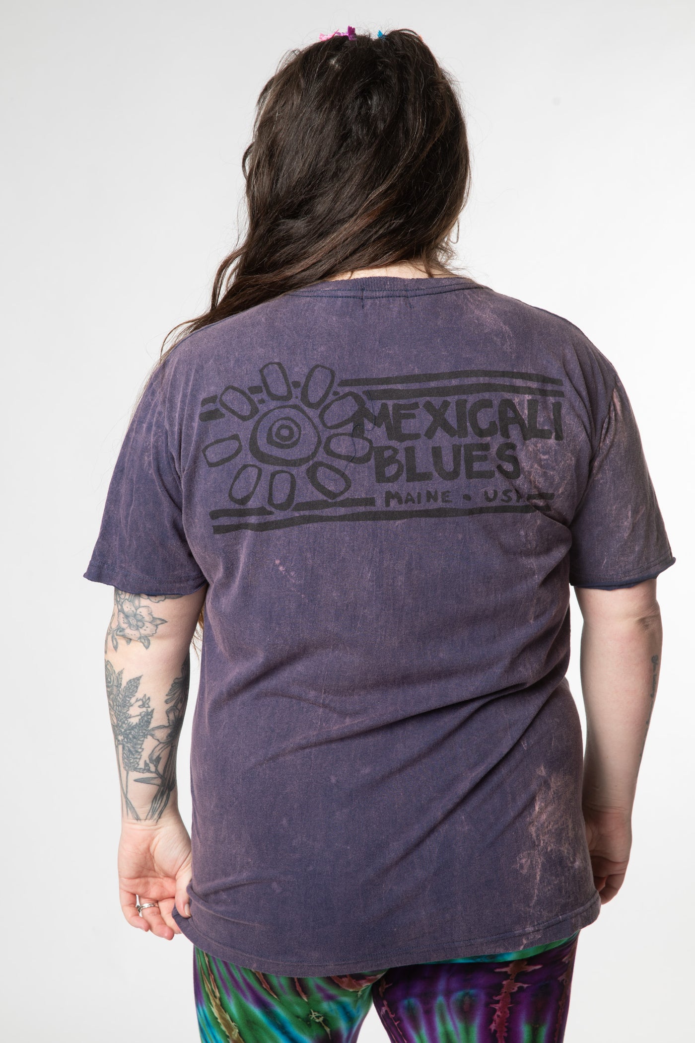 Desiree is wearing size L cosmic t shirt in purple 