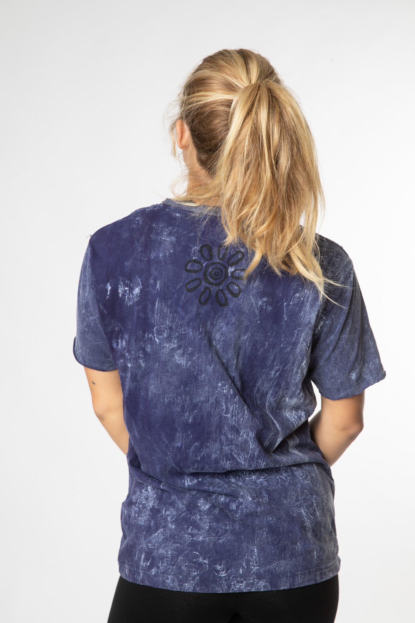Sophie is wearing size S stonewash t shirt in blue 