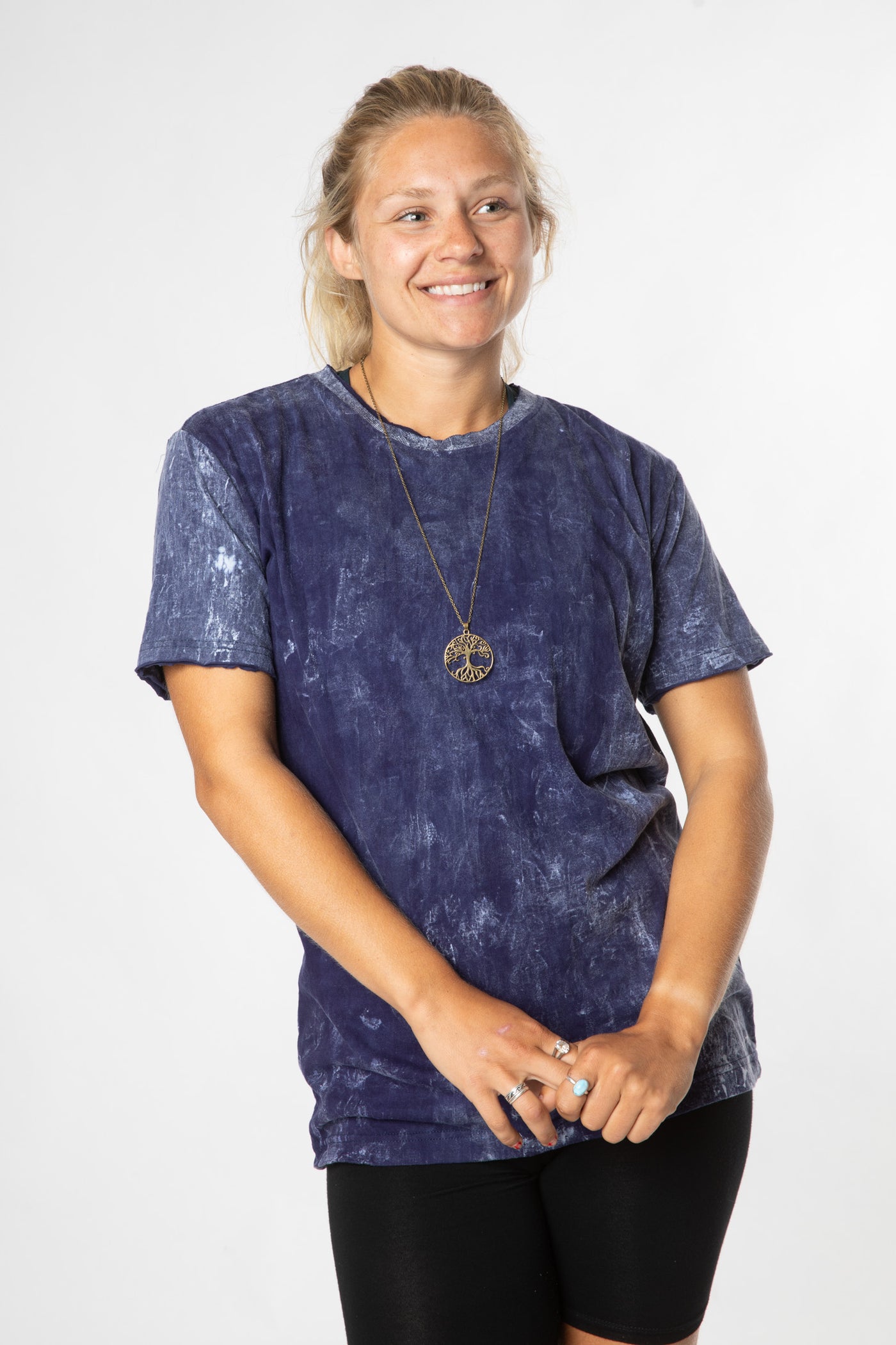 Sophie is wearing size S stonewash t shirt in blue 
