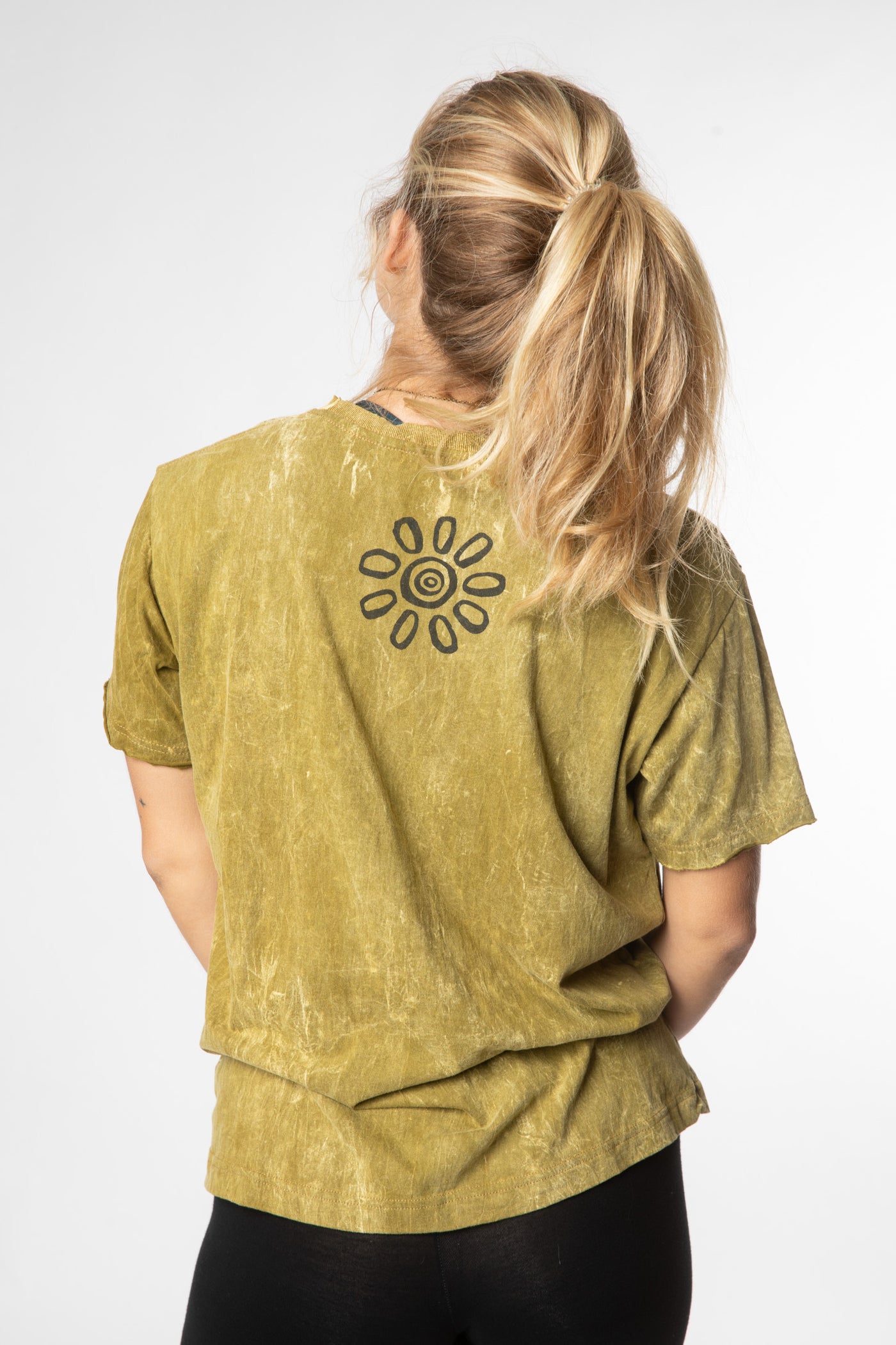 Sophie is wearing size S stonewash t shirt in green 