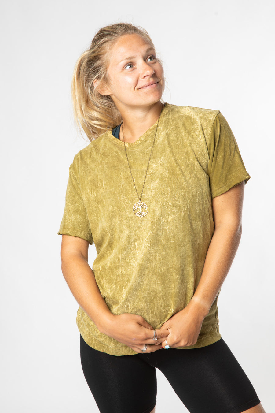 Sophie is wearing size S stonewash t shirt in green 