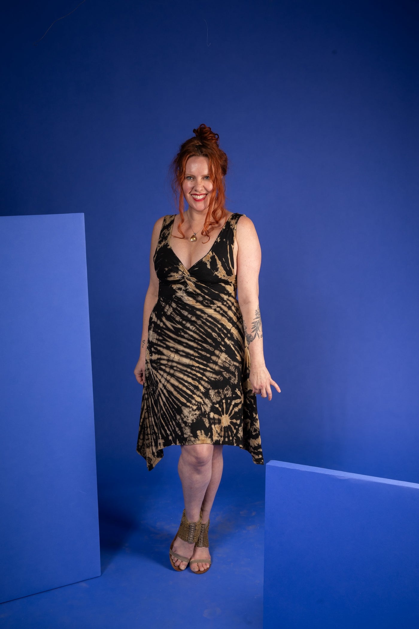Maggie is wearing size M/L tie dye dress in black and white