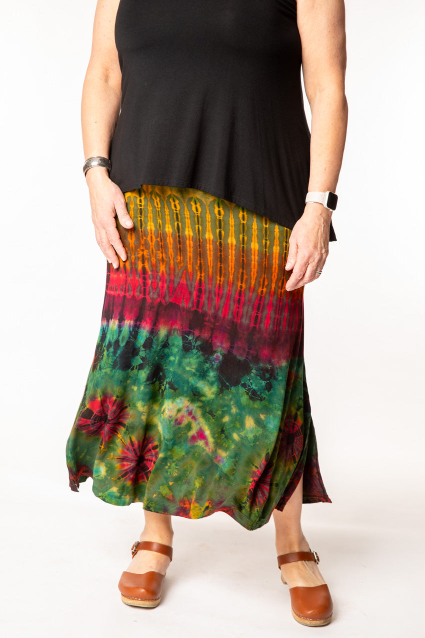 Betty is wearing size M/L maxi skirt in green