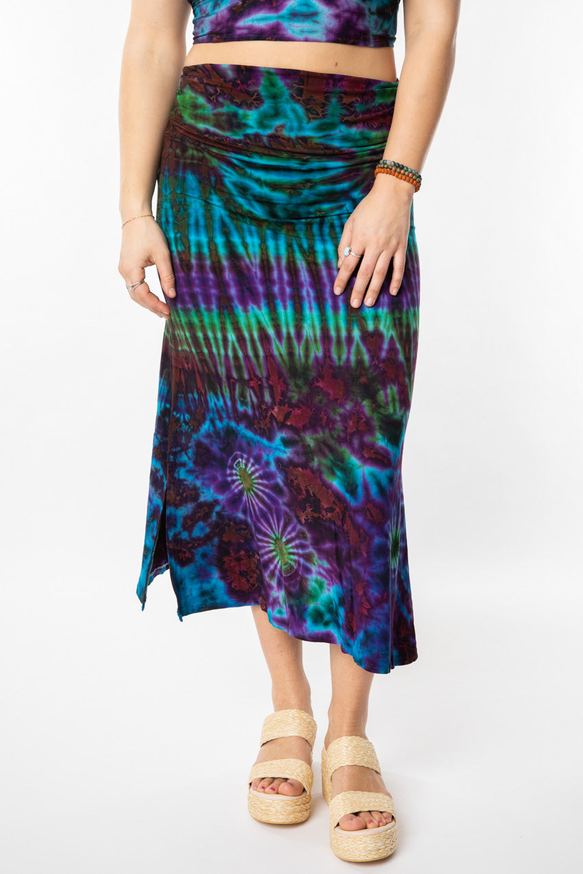 Sophie is wearing size S/M maxi skirt in ocean