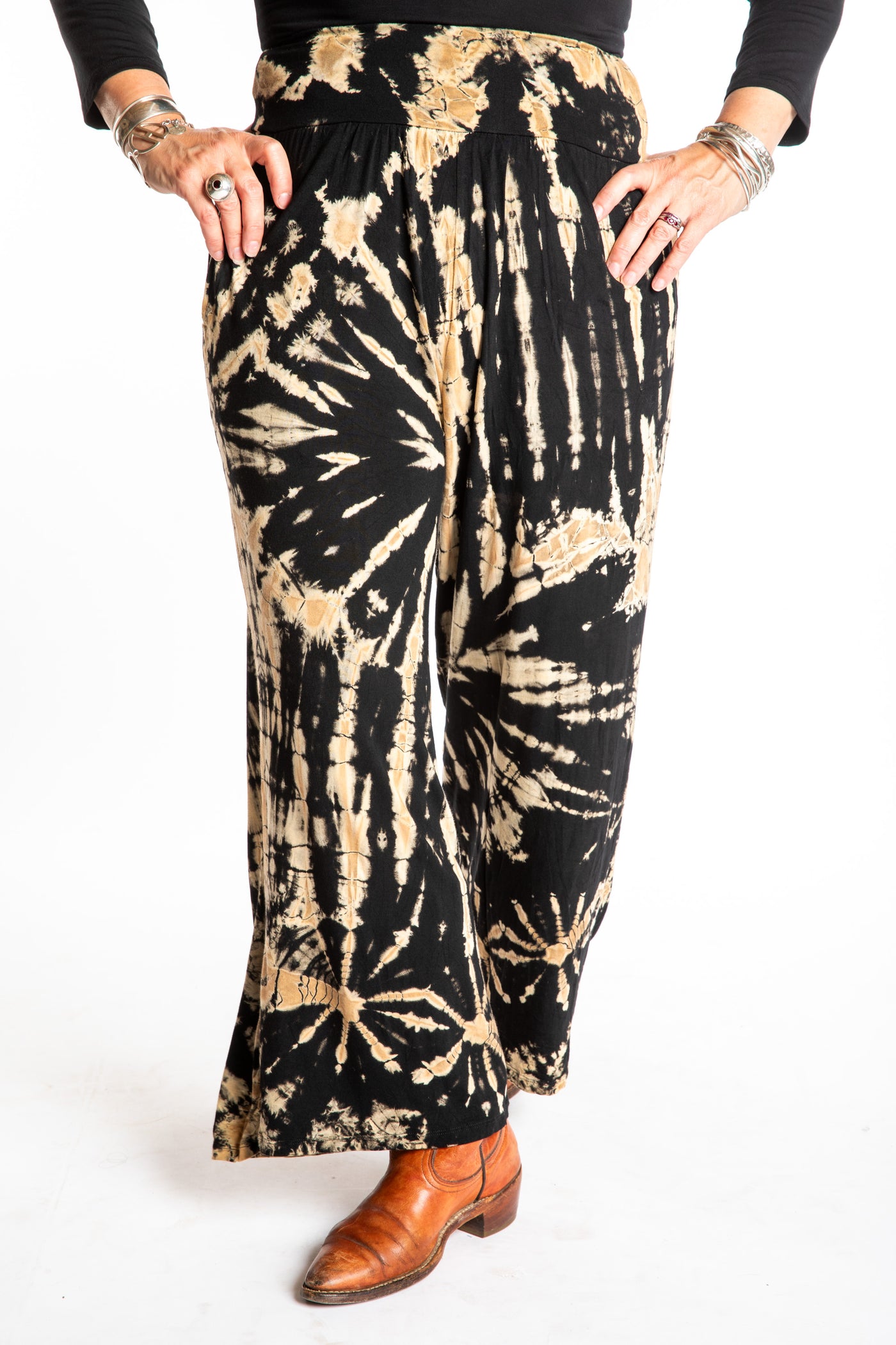 Susan wearing size S/M black tie dye pants in black and white
