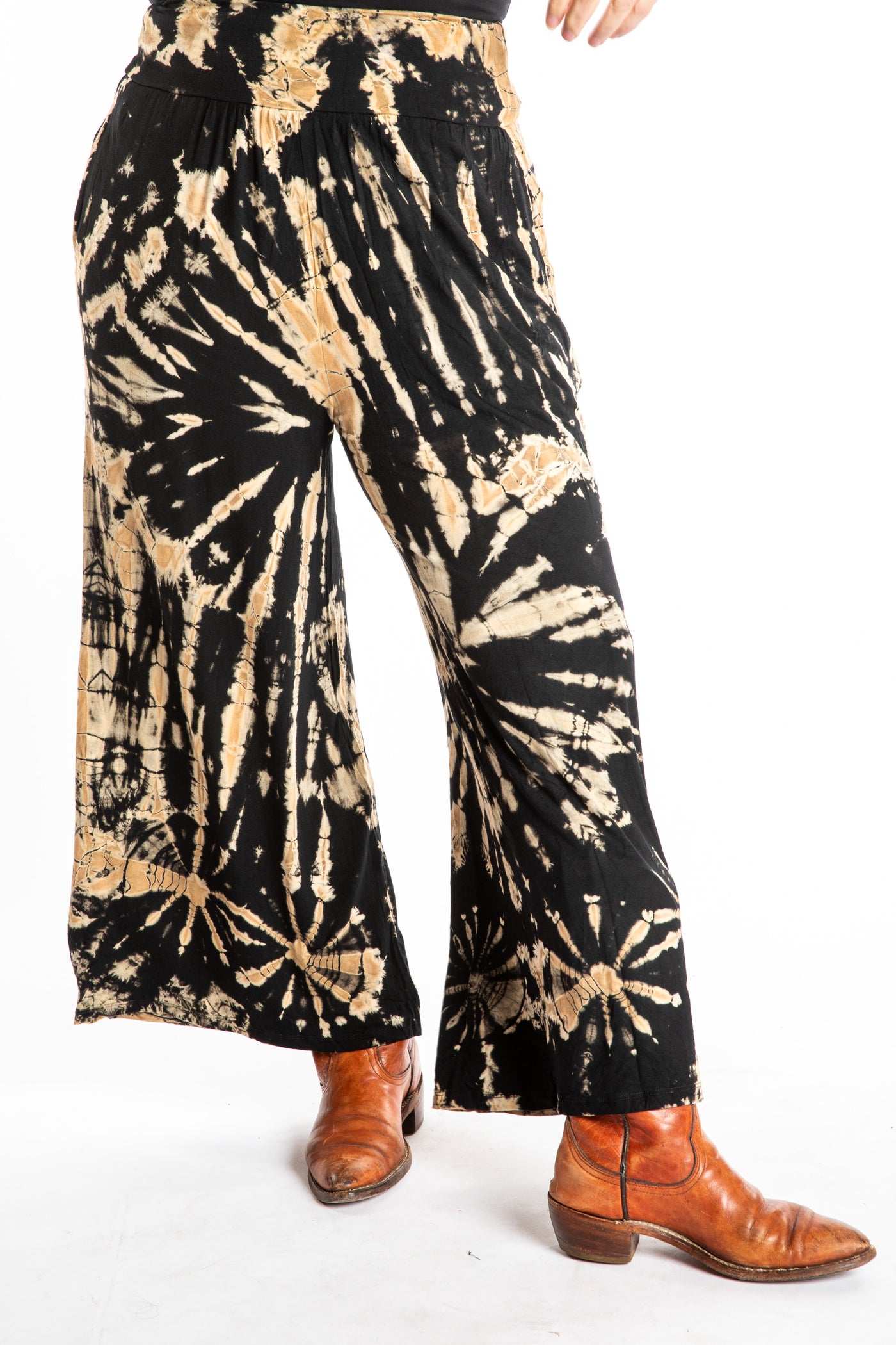 Susan wearing size S/M black tie dye pants in black and white