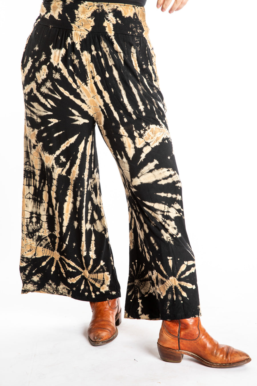 Susan wearing size S/M black tie dye pants in black and white