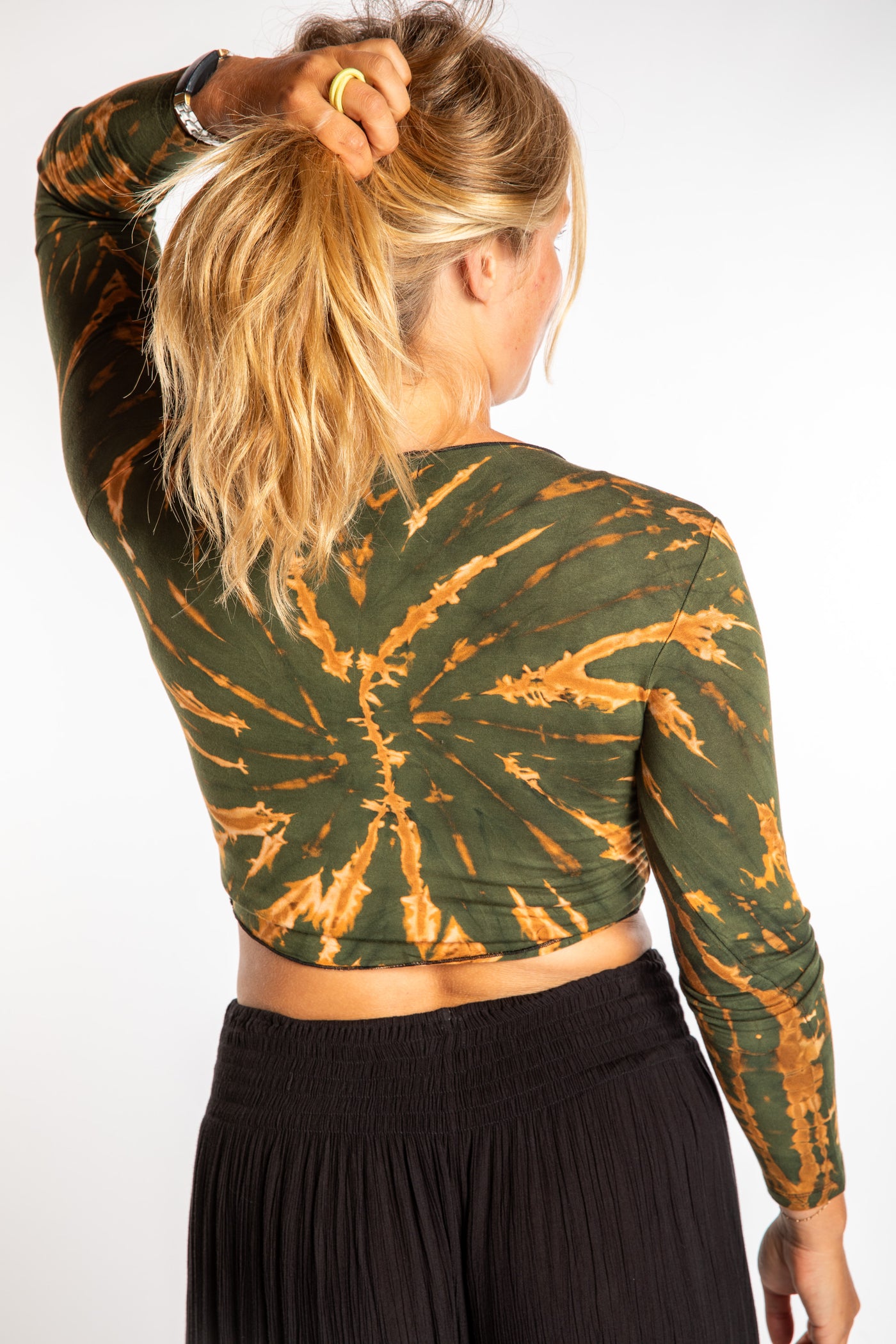 Sophie wearing a S/M tie dye long sleeve shirt in Green