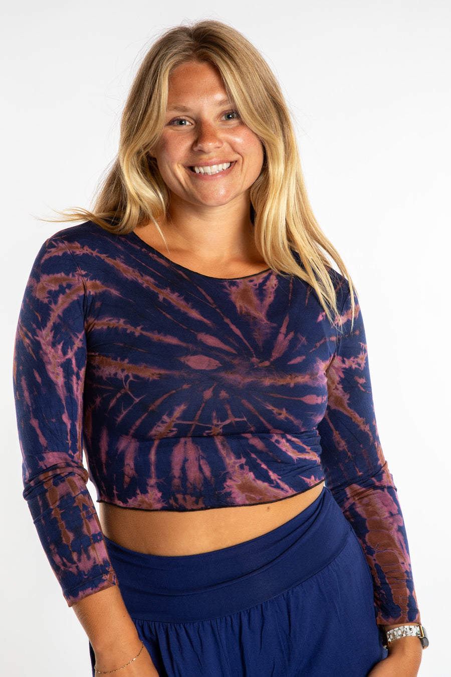 Sophie wearing a S/M tie dye long sleeve shirt in Navy