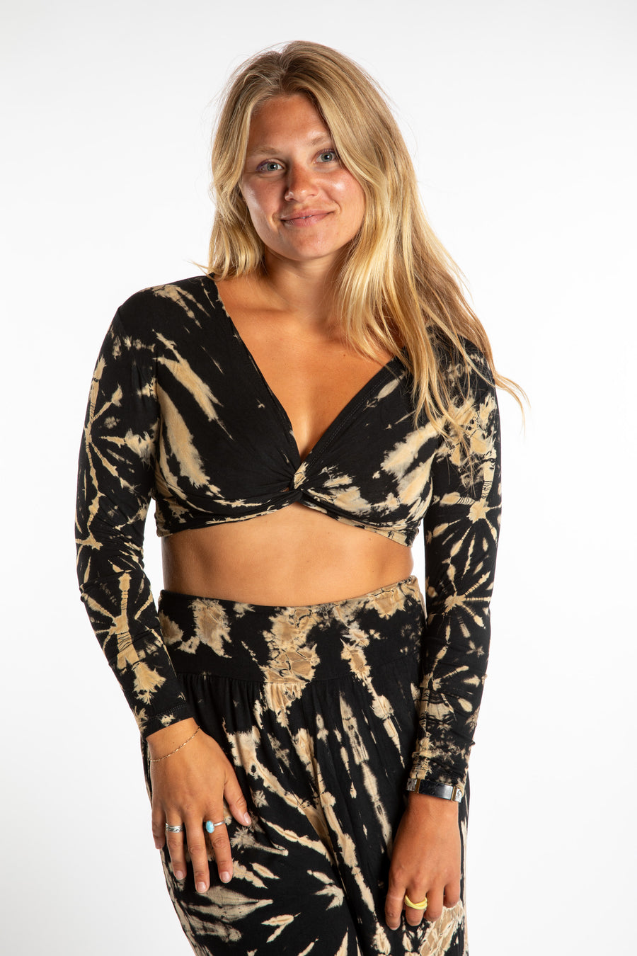 Sophie is wearing a S/M black tie dye crop top in Black and White