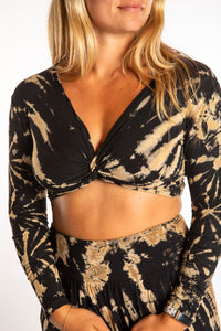 Sophie is wearing a S/M black tie dye crop top in Black and White