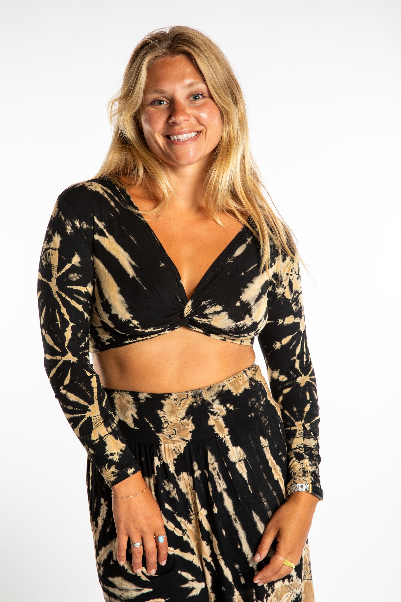 Sophie is wearing a S/M black tie dye crop top in Black and White