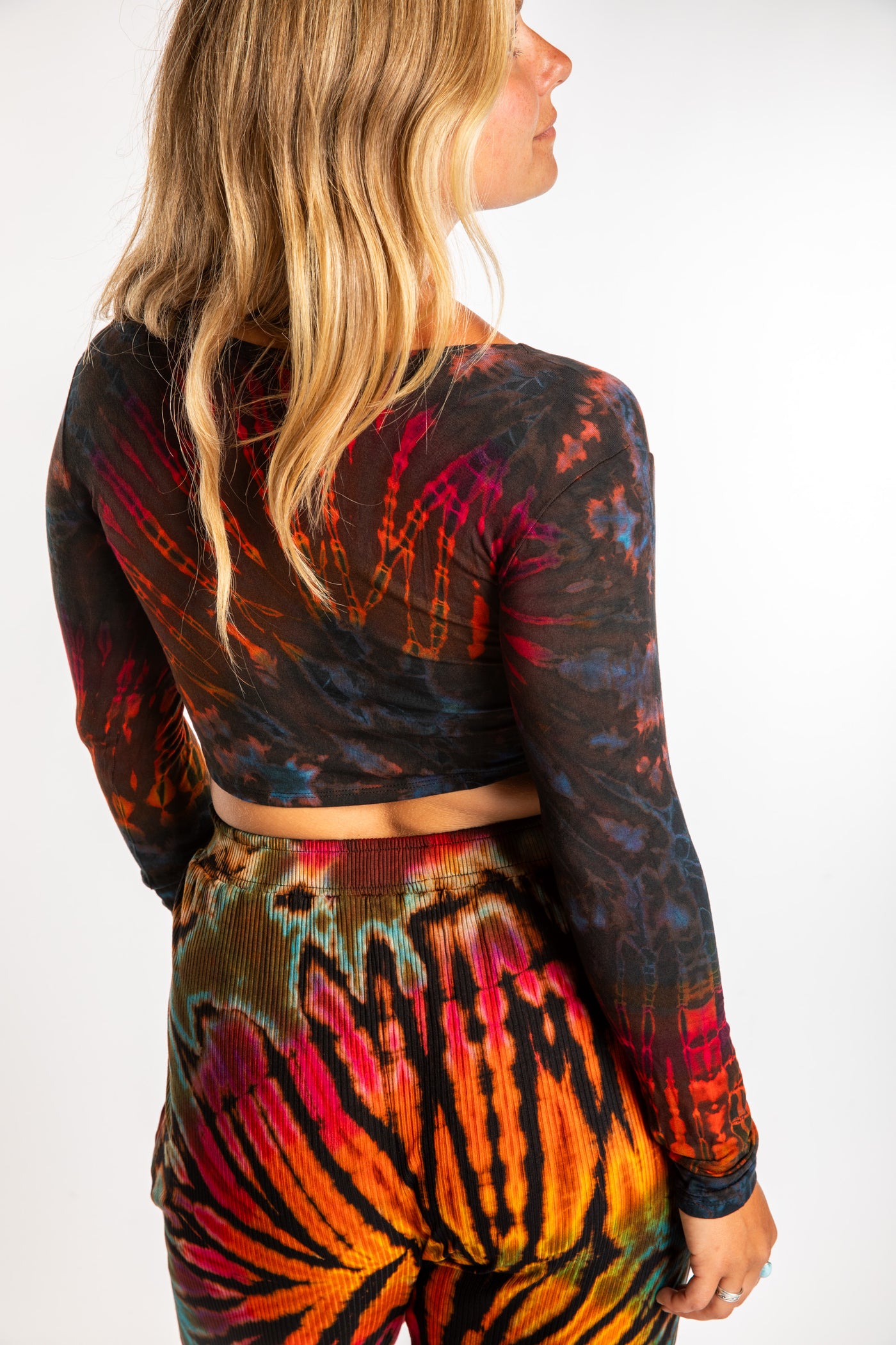 Sophie is wearing a S/M orange tie dye crop top in Brown