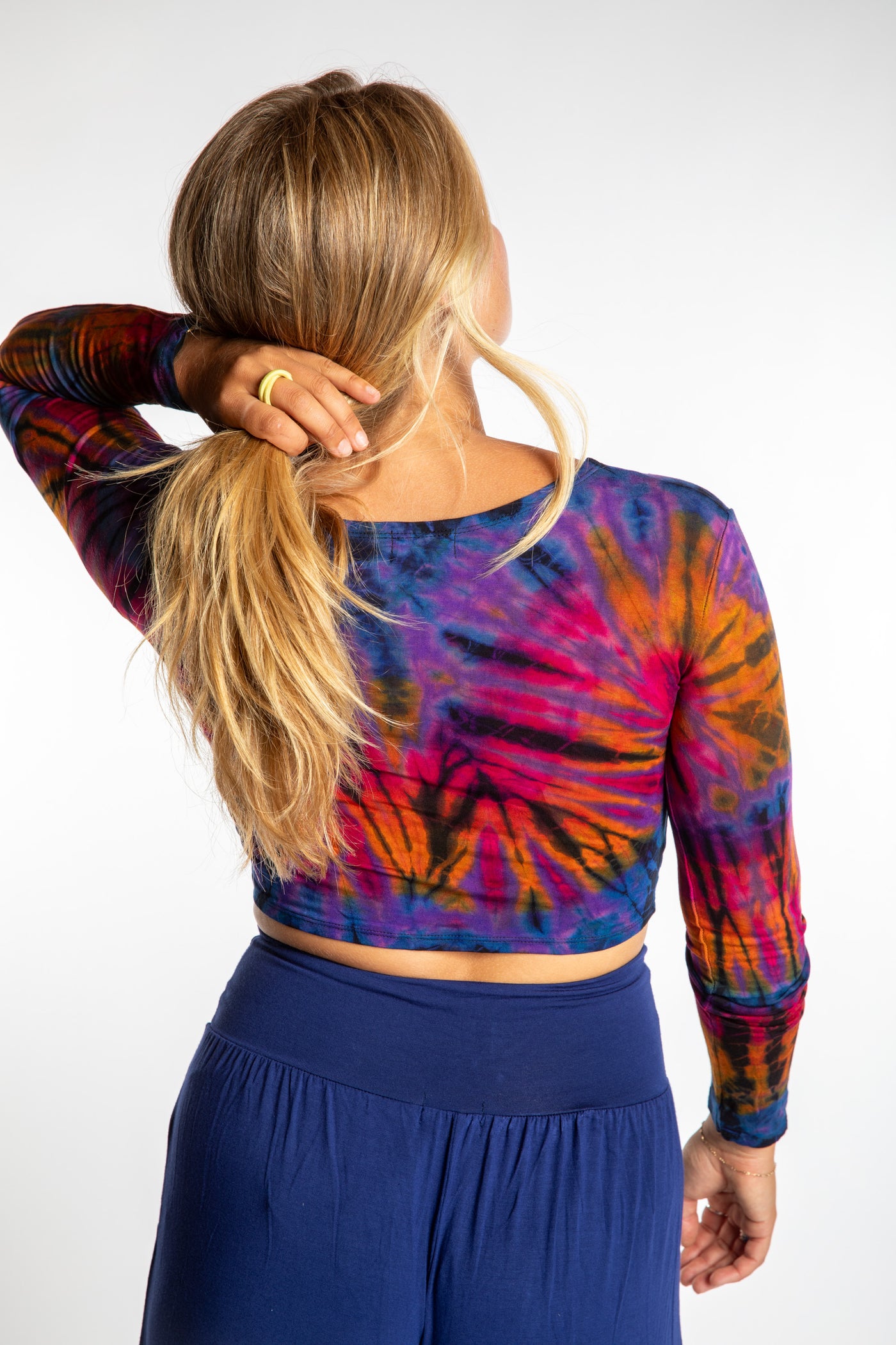 Sophie is wearing a S/M purple tie dye crop top in Purple