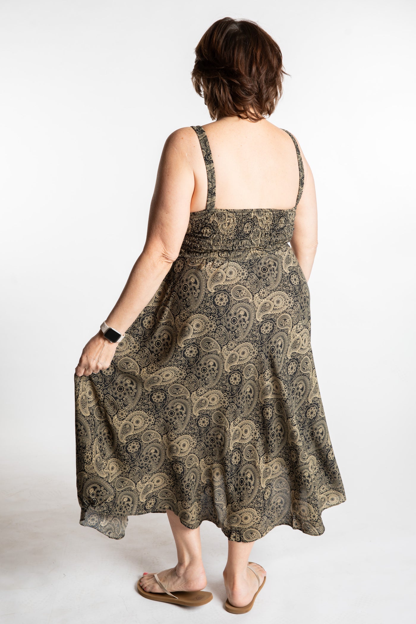 Betty is wearing a L/XL boho dress in Printed Black