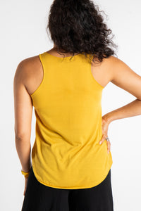 Teciane is wearing size S/M tank top in Bee Kind