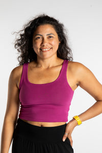 Teciane is wearing size M/L tank top in Pink