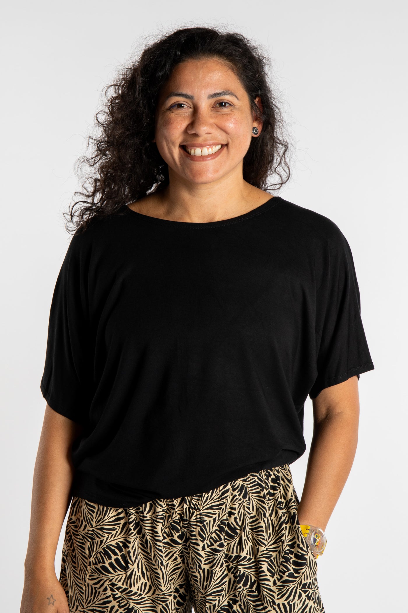 Teciane is wearing size S/M top in black