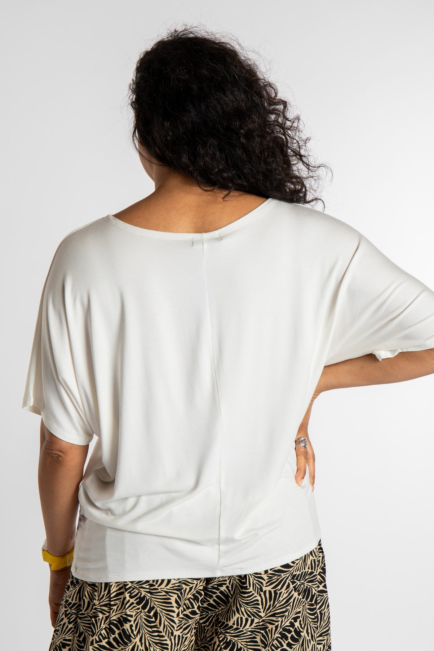 Teciane is wearing size S/M top in white