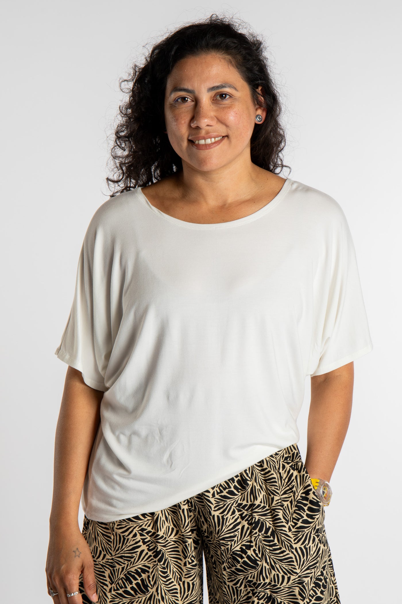 Teciane is wearing size S/M top in white