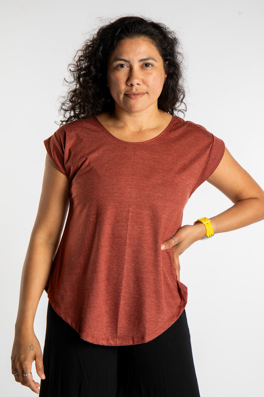 Teciane is wearing size S/M Casual Basic Tee in Terracotta Heather