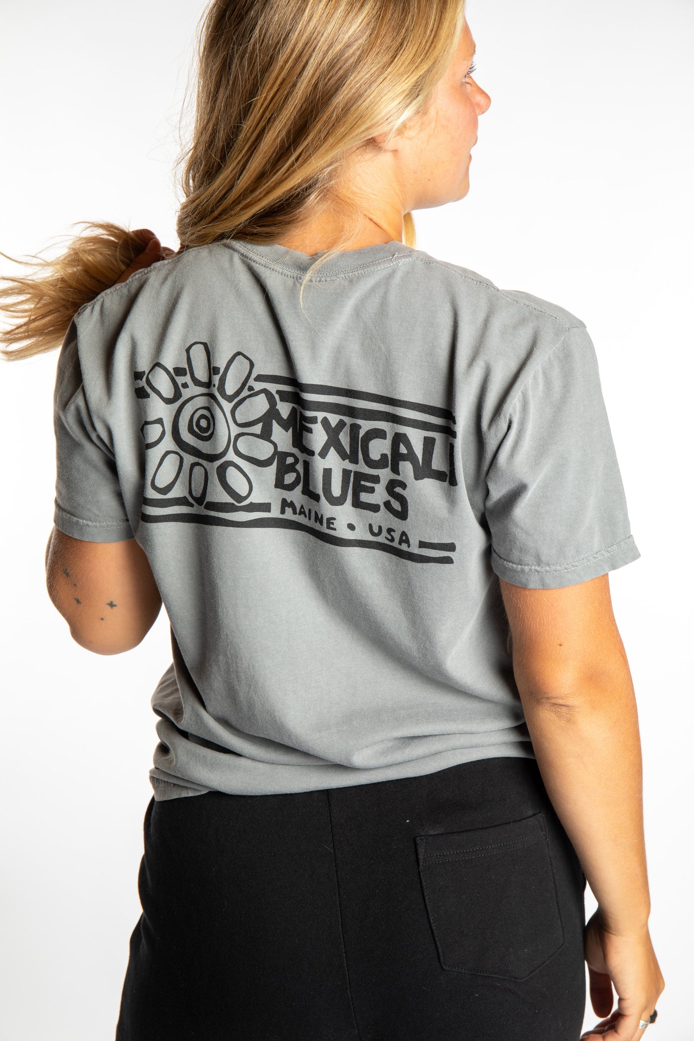 Sophie wearing size S Heather Sport Gray Mexicali License Plate T Shirt