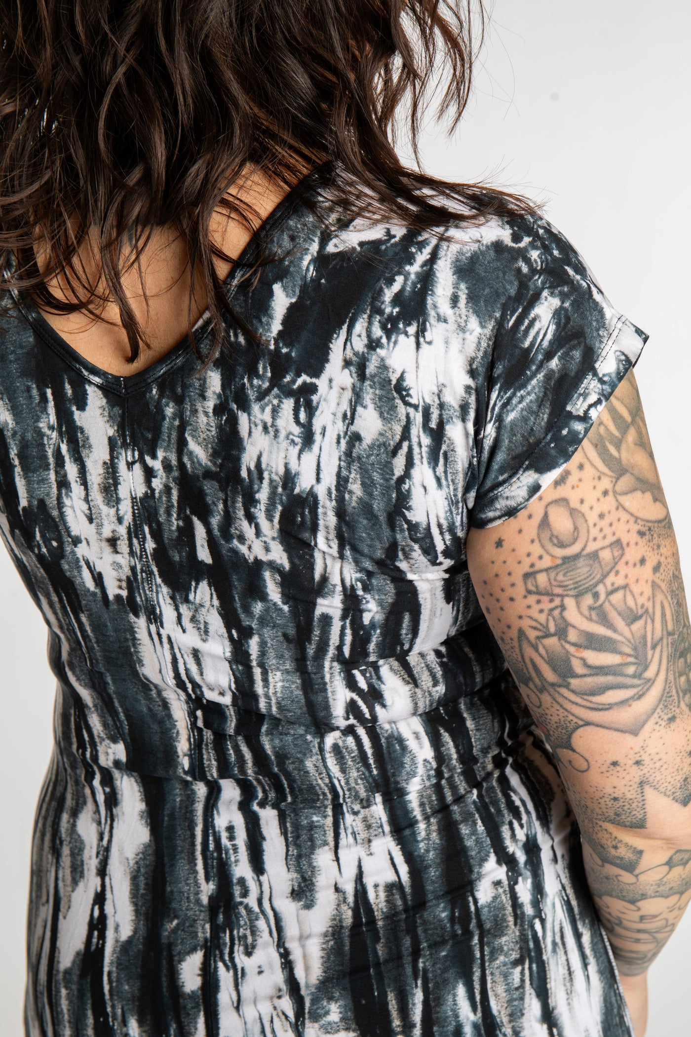 Morgan is wearing the black Tara Tie Dye Maxi Dress in size M