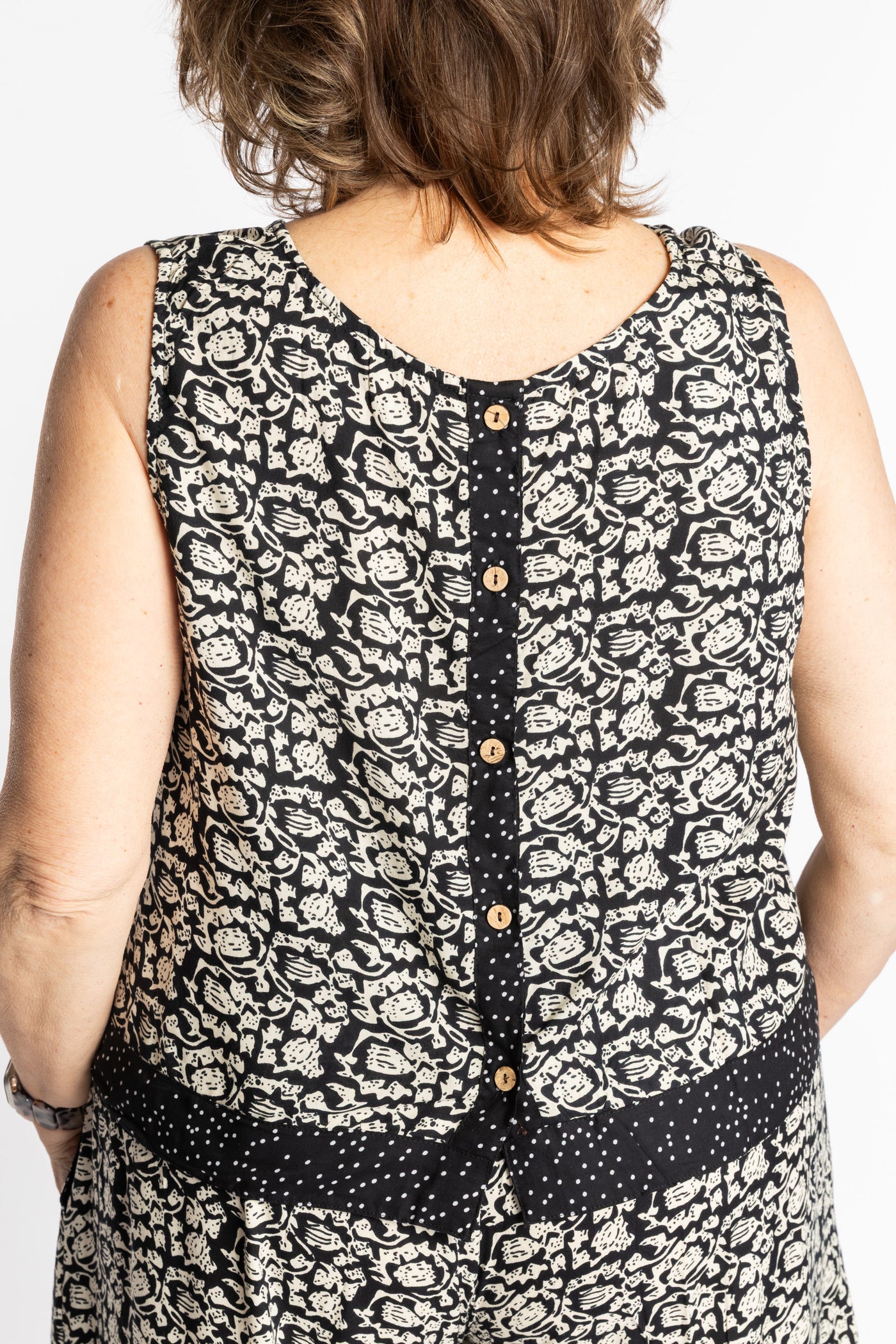 Betty wearing size L/XL Sahana Contrast Hem Sleeveless Top in Black Primrose floral print flowy boho sleeveless top