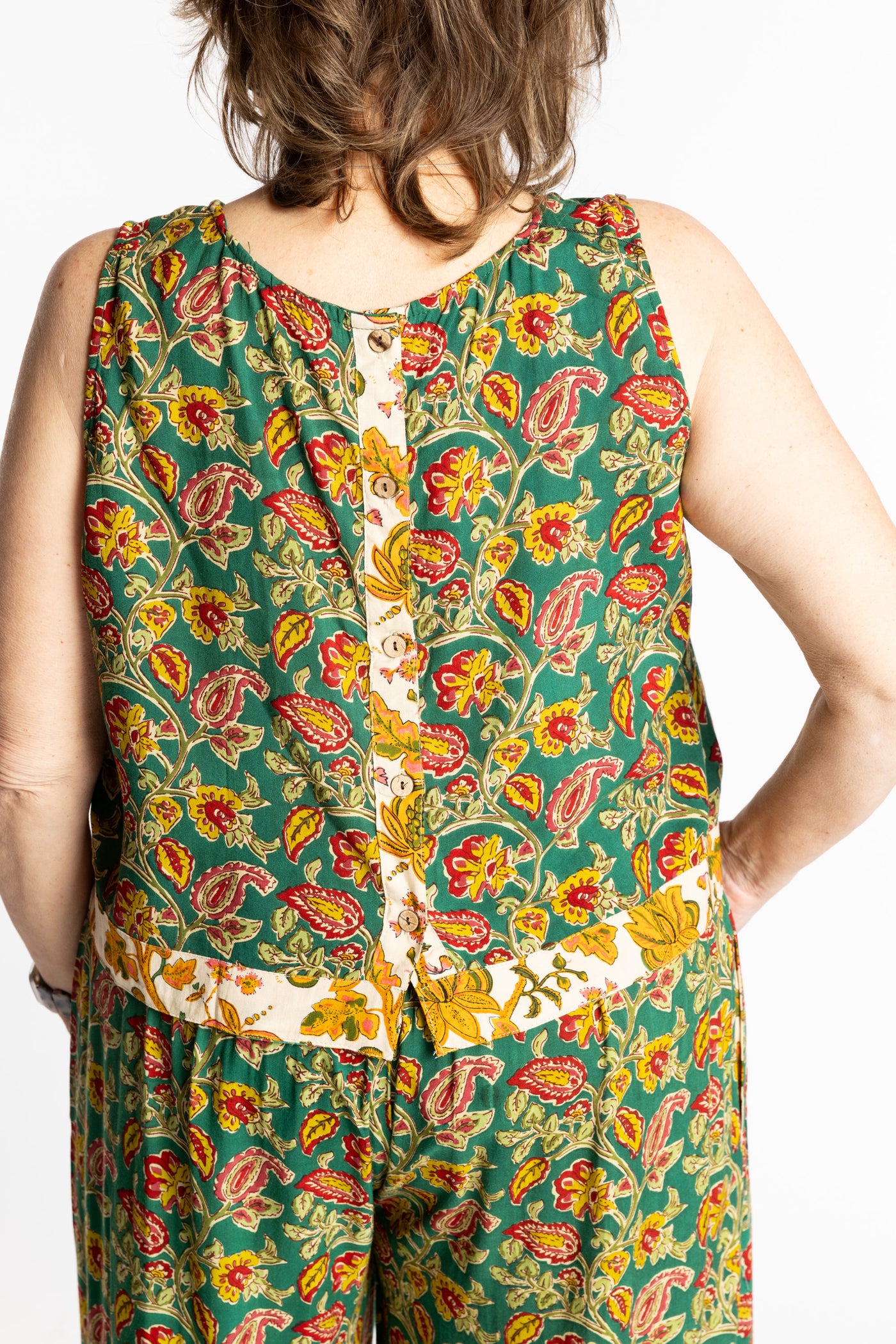 Betty wearing size L/XL Sahana Contrast Hem Sleeveless Top in Forest Green floral print flowy boho sleeveless top