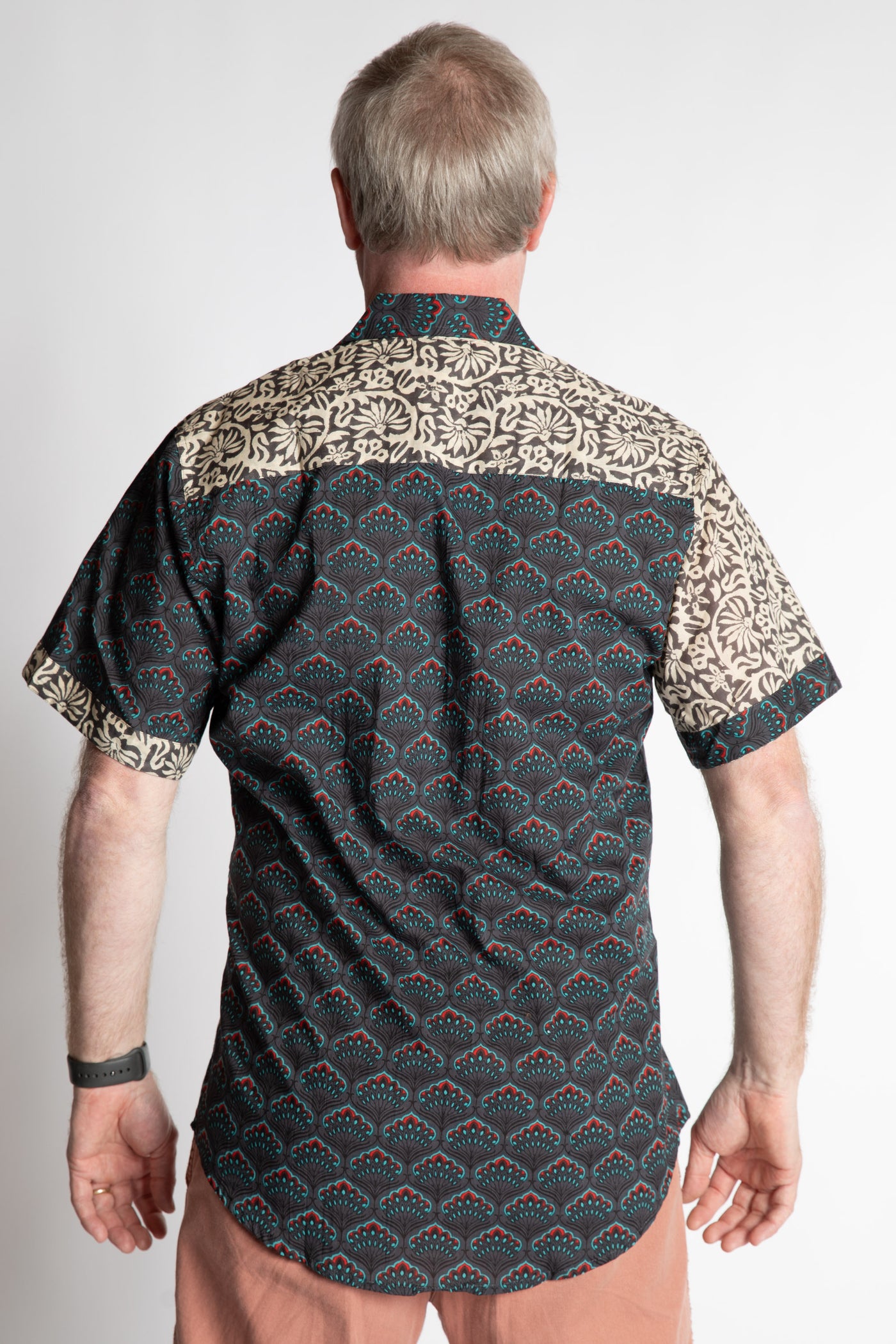 Chris, 5'7", is wearing the Field Fusion Button Up in black floral print, size M