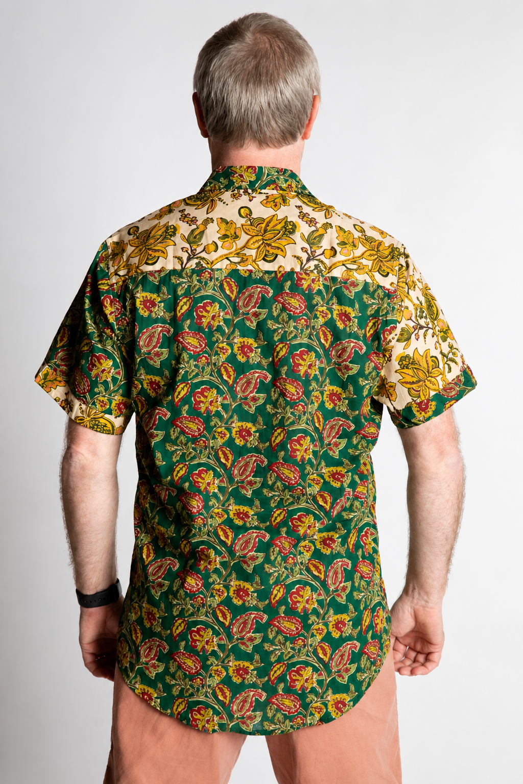 Chris, 5'7", is wearing the Field Fusion Button Up in forest green floral print, size M
